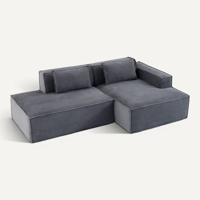 **L-vormige grijze bank met comfortabele kussens**