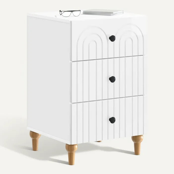 **Technische Titel in het Nederlands: Minimalistische nachtkast met drie lades en moderne afwerking**